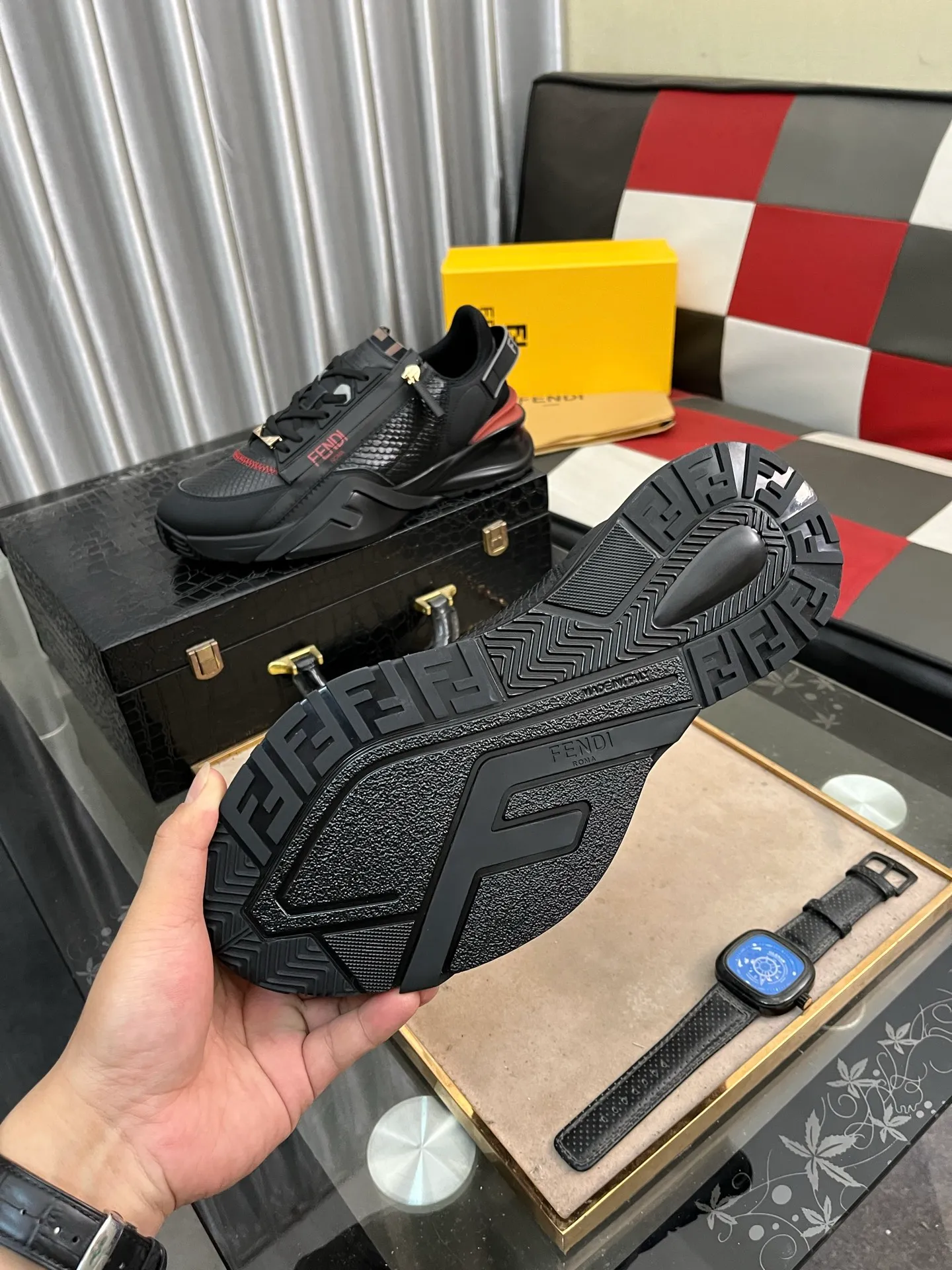 Men's Men's Shoes💰540⌚️⌚️【FENDI】FENDI high-tops are classic and comfortable for men. This complex sneaker is made of soft calfskin➕genuine leather lining➕original ultra-light rubber material with rough outsole. This unique and thin style is suitable for the casual and refined sensibility of this season. It is comfortable and natural on the feet. It is an everyday style for casual travel in autumn and winter! 38−444️⃣colors available